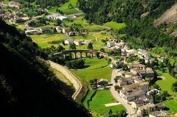 Brusio, Svizzera: il Bernina Express sul viadotto elicoidale di Brusio sulla Alpi. Si tratta di un ponte a arco in pietra lungo 110 metri.



