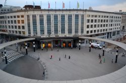 Bruxelles, Stazione Centrale: i binari si trovano tutti sottoterra e non intralciano in alcun modo il traffico cittadino. Si trova a pochi passi dalla Grand-Place, in pieno centro, ed è ...