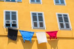 Bucato steso al sole fuori da una tipica casa di Bastia, Corsica.



