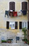Bucato steso alla finestra di una vecchia casa di Mondavio, Pesaro-Urbino, Marche.

