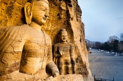 Buddha scolpiti nella roccia alle grotte di Yungang, Datong, Cina.
