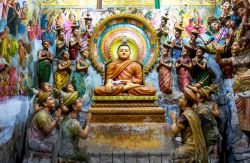Il Buddha seduto all'interno del Tempio di Angurukaramulla a Negombo (Sri Lanka) - © Thomas Wyness / Shutterstock.com