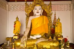 Il Buddha seduto nel tempio di Wat Phra That Doi Kong Mu a Mae Hong Son (Thailandia).
