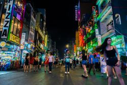 Bui Vien Street è una delle strade dove si svolghe la frenetica vita notturna di Ho Chi Minh City (Saigon), in Vietnam - © David Bokuchava / Shutterstock.com
