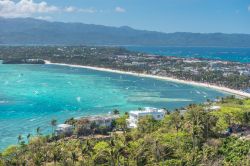 L'enorme Bulabog Beach, la seconda per grandezza dell'isola di Boracay (Filippine), ma la più frequentata dagli amanti di sport acquatici.