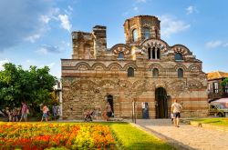 Bulgaria: la chiesa del Cristo Pantocratore di Nesebăr (Nessebar), ormai sconsacrata, ospita una galleria d'arte - © zefart / Shutterstock.com