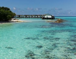 Bungalow di un resort costruiti sull'acqua trasparente dell'Oceano Indiano nell'Atollo di Baa, isole Maldive - foto © Christoph Weber / Shutterstock.com
