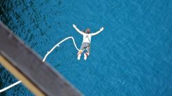 Bungee jumping nel canale di Corinto, Peloponneso, Grecia.
