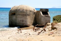 Bunker difensivo della Seconda Guerra Mondiale lungo la costa dell'isola di Kos, Grecia - © Pawel Kielpinski / Shutterstock.com