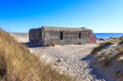 Un bunker sulla spiaggia di Skagen, Danimarca. Queste fortificazioni militari fanno parte della costruzione del muro atlantico.

