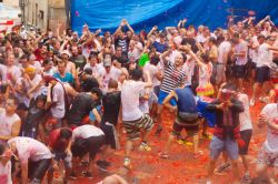 La battaglia dei pomodori durante la festa della Tomatina, il più importante evento della città di Buñol (Spagna) - foto © Iakov Filimonov / Shutterstock.com