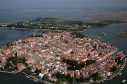 In volo su Burano e Mazzorbo, su quest'utima isola si nota la tenuta Venissa. Siamo nella Laguna di Venezia - © Nevio Doz