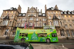 Un bus turistico fermo di fronte al Macdonald Randolph Hotel a Oxford, Inghilterra. Siamo nel centro della città in Beaumont Street all'angolo di Magdalen Street, di fronte all'Ashmolean ...