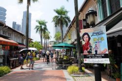 Bussorah Pedestrian Mall a Kampong Glam, Singapore. Questo quartiere situato a nord del fiume, nell'area urbana fra Kallang e Rochor, ospita una bella via dello shopping oltre alla Sultan ...