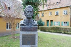 Busto di Jakob Fugger a Augusta, Germania. A lui si deve il nome del quartiere popolare Fuggerei - © Mariangela Cruz / Shutterstock.com