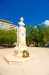 Il busto di José Martì sulla piazza princiale di Ciego de Avila (Cuba) e, sullos fondo il moderno "Edificio 12 plantas" - © Fotos593 / Shutterstock.com