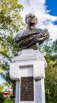 Busto in onore del governatore del Suriname a Paramaribo, America Meridionale - © Anton_Ivanov / Shutterstock.com