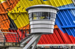 La cabina del custode del ponte di Langebrug sul fiume Spaarne a Haarlem, Olanda. Sullo sfondo i colori vivaci della parte inferiore del ponte - © Frans Blok / Shutterstock.com