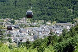 Cabinovia a Cauterets, Francia, nei Pirenei. Il paese è oggi anche un rinomato centro sciistico specializzato nello sci alpino e di fondo. In estate è meta di escursionisti e appassionati ...