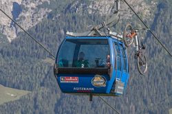 La cabinovia Asitz trasporta turisti, bikers e escursionisti sulla cima del monte Great Asitz (Austria) - © Eder / Shutterstock.com