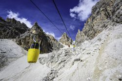 Cabinovie per Forcella Staunies sul Monte Cristallo, Cortina d'Ampezzo, Dolomiti. Questa pista è stata disegnata nel 1956 per le Olimpiadi Invernali di Cortina d'Ampezzo anche ...