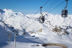 Cabinovie Transarc nella popolare stazione sciistica di Les Arcs, Savoia, Francia. Les Arcs fa parte della seconda più grande area di sci del mondo chiamata Paradiski - © Kaca Skokanova ...