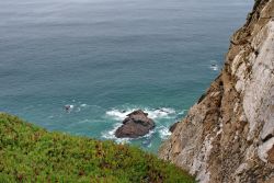 Cabo da Roca, il punto più occidentale del continente europeo sull'oceano Atlantico. E' uno dei luoghi più frequentati del Portogallo: qui arrivano turisti provenienti ...