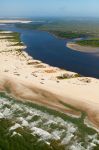 Il fiume Preguiças attraversa con i suoi rami il parco dei Lençois Maranhenses. Qui stiamo sorvolando in collaborazione con Embratur la costa nei pressi di Caburè (Maranhao, ...