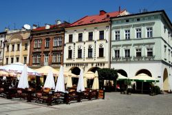 Caffé e ristoranti all'aperto in piazza Rynek Market a Tarnow, Polonia. Qui si affacciano eleganti edifici barocchi e rinascimentali - © LEE SNIDER PHOTO IMAGES / Shutterstock.com ...