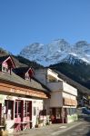 Caffé e ristoranti lungo una via del villaggio di Gavarnie in inverno, Francia - © Oleg_Mit / Shutterstock.com