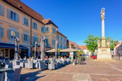 Caffé nella piazza di Bad Radkersburg, Stiria (Austria). Sorge al confine con la Slovenia - © Roman Babakin / Shutterstock.com