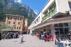 Caffe sulla strada a Arco, Trentino. Questa località è famosa per la competizione di arrampicata sportiva a inviti chiamata "Rock Master" - © nanka / Shutterstock.com ...