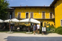 La Caffetteria presso l'Eremo di Santa Caterina del Sasso a Leggiuno, Lago Maggiore - © Joaquin Ossorio Castillo / Shutterstock.com