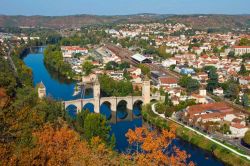 Cahors e il ponte fortificato sul fiume Lot, in Francia. Il Ponte Valentré o del Diavolo risale al XIV° secolo. Costruito in pietra, si snoda per 172 metri sul fiume Lot.
