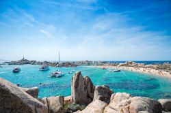 Cala Acciarino, la più bella spiaggia dell'isola di Lavezzi, Corsica. Sullo sfondo, barche ormeggiate al centro delle Bocche di Bonifacio.
