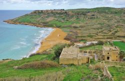 La bella spiaggia di Cala Calipso, fa parte del golfo di Rambla Bay nei dintorni di Xaghra, isola di Gozo - © EQRoy / Shutterstock.com
