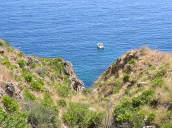 Cala del Varo vista dal sentiero proveninente da Scopello, Sicilia: siamo nella Riserva Naturale dello Zingaro 
