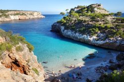 Le scogliere di Cala Des Moro a Maiorca, isole Baleari, Spagna. Questo tratto di litorale è incassato fra alte pareti con cespugli e ginestre.
