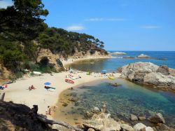 Cala Estreta, Costa Brava: siamo nell'Area Naturale Protetta di Castell-Cap Roig, dove si susseguono decine di spiagge e calette una più bella dell'altra.