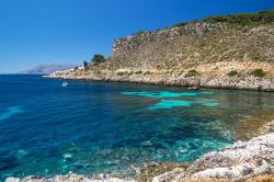 Cala Fredda sull'isola di Levanzo, Sicilia. Una spettacolare immagine di Cala Fredda, uno dei tratti più suggestivi di ques'isola delle Egadi - © domeniconardozza / Shutterstock.com ...