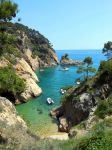 Cala La Foradada, Costa Brava: un'immagine della cala presa dal promontorio del Castell, che deve il suo nome ai resti, ancora visibili, di un antico insediamento di una popolazione precristiana, ...