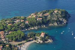 Cala Nisportino vista dall'alto, isola d'Elba. Sabbia grossa e sassolini multicolore fanno di questa località immersa nella macchia mediterranea uno dei luoghi più suggestivi ...