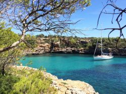 L'acqua turchese di Cala Sa Nau a Maiorca, isole Baleari, Spagna.
