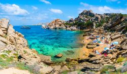 Cala Spinosa si trova vicino a Capo Testa, Santa Teresa di Gallura (Sardegna)