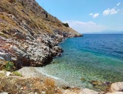 Una caletta a est del porto di Hydra (Isole Saroniche, Grecia).
