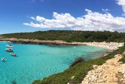 Panorama su Cala Varques a Maiorca, isole Baleari, Spagna. Questo tratto di litorale lambito da acque cristalline si trova fra le città di Porto Colom e Porto Cristo.
