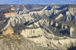 I calanchi nei pressi di Civita di Bagnoregio, Lazio. Questo fenomeno geomorfologico di erosione causato dall'acqua che dilava sulla roccia argillosa degradata, dove vi è poca copertura ...