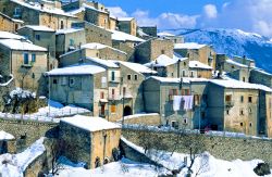 Calascio tra i monti dell'Abruzzo, dopo un nevicata.
