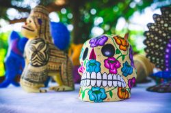 Una calavera e altri oggetti artigianali in un mercatino di Oaxaca de Juárez, in Messico.
