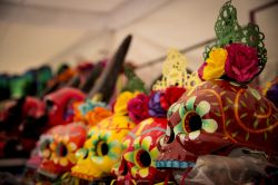 Maschere di calaveras durante la manifestazione del Día de Muertos a Città del Messico.
